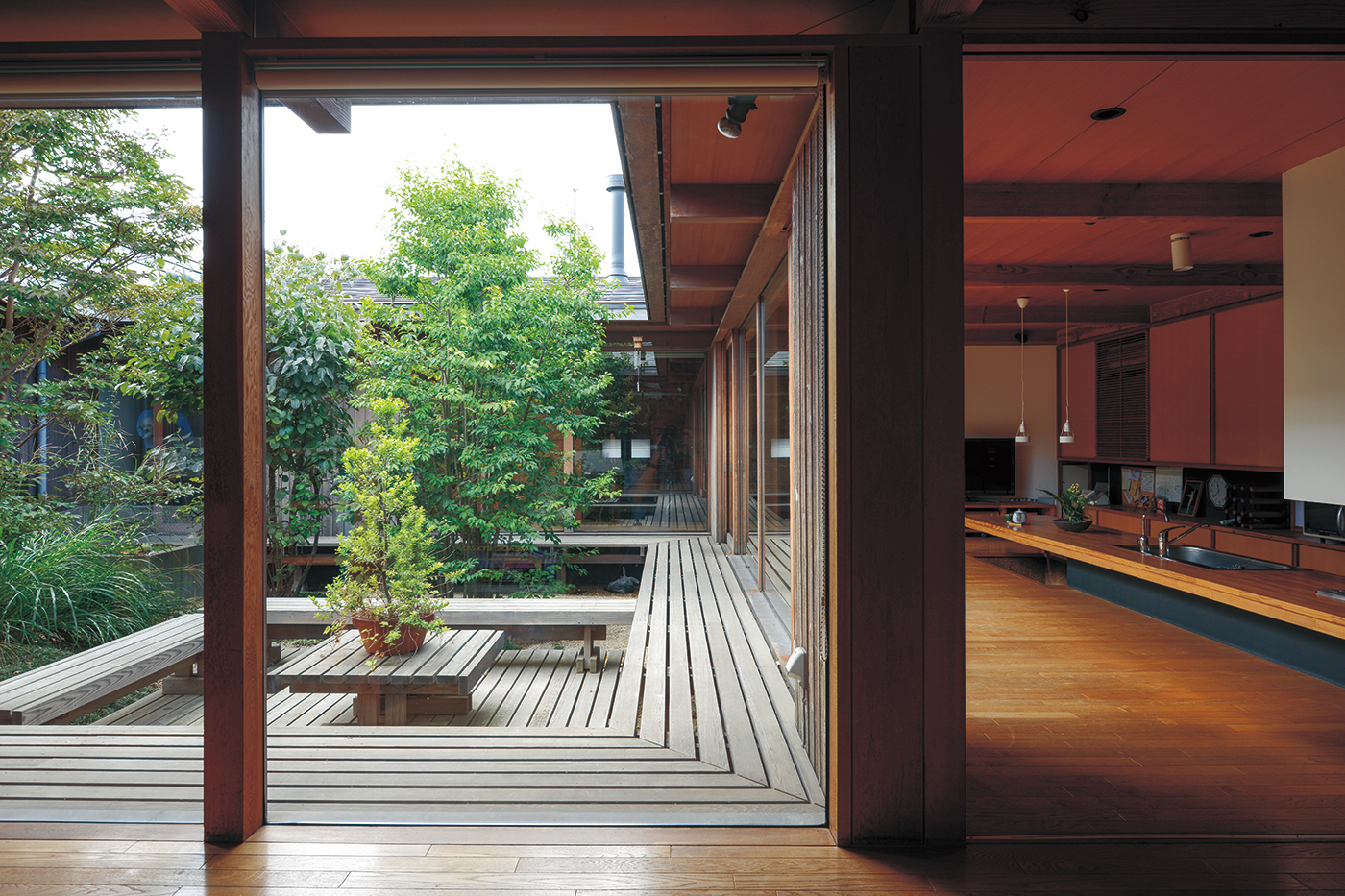 【特集 平屋 －市街地と郊外－】「繁華街と住宅地のはざまに位置する家」設計・文＝大野正博